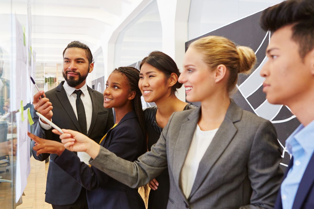 A picture of salespeople learning something.