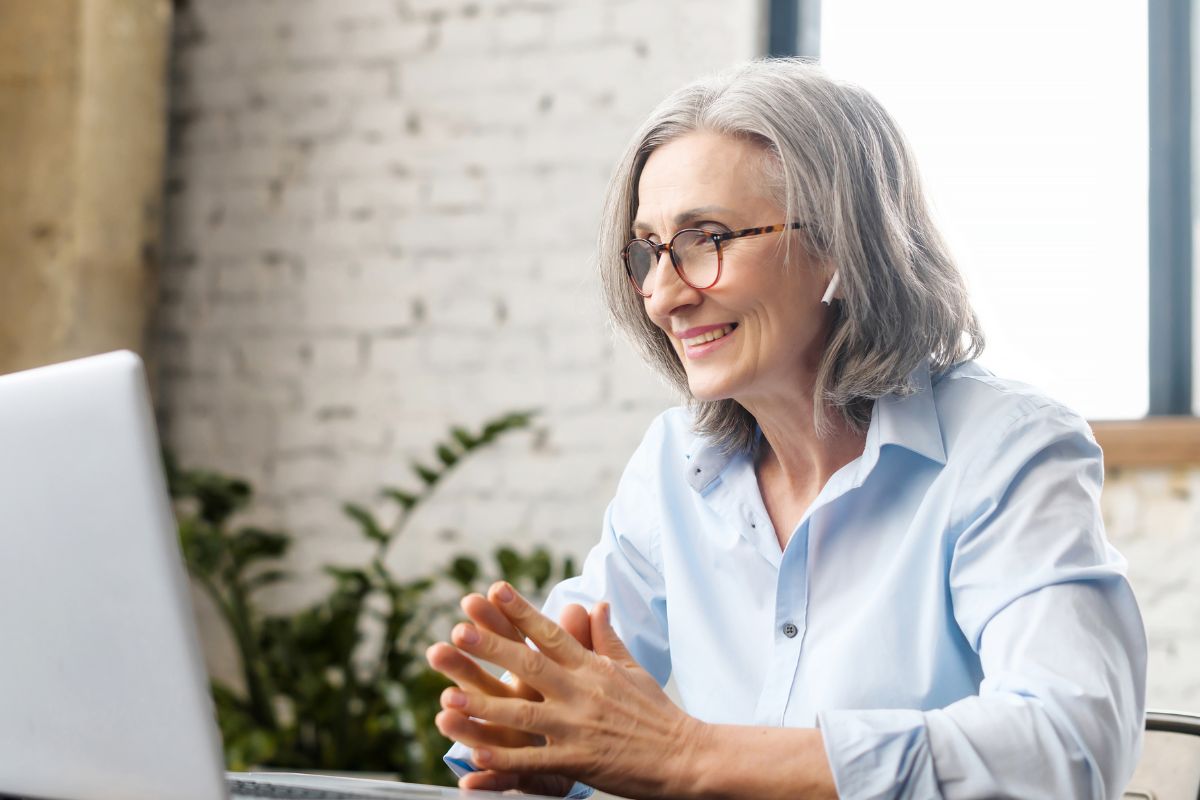 Une image d'un enseignant âgé.