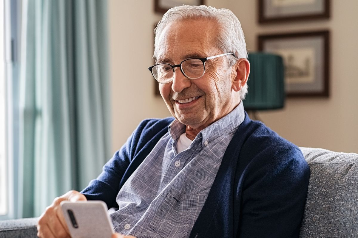 Une image d'un homme âgé souriant.
