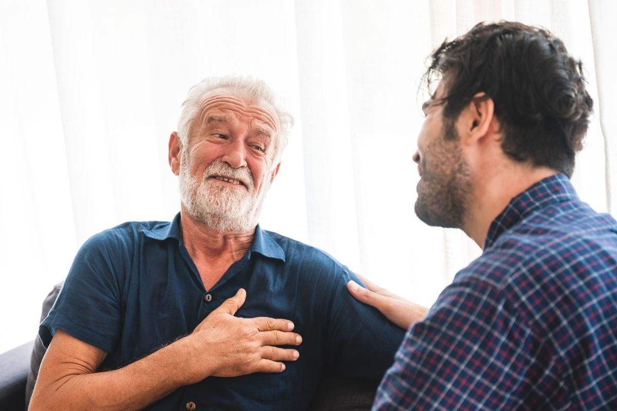 Une image d'un homme âgé parlant à quelqu'un.