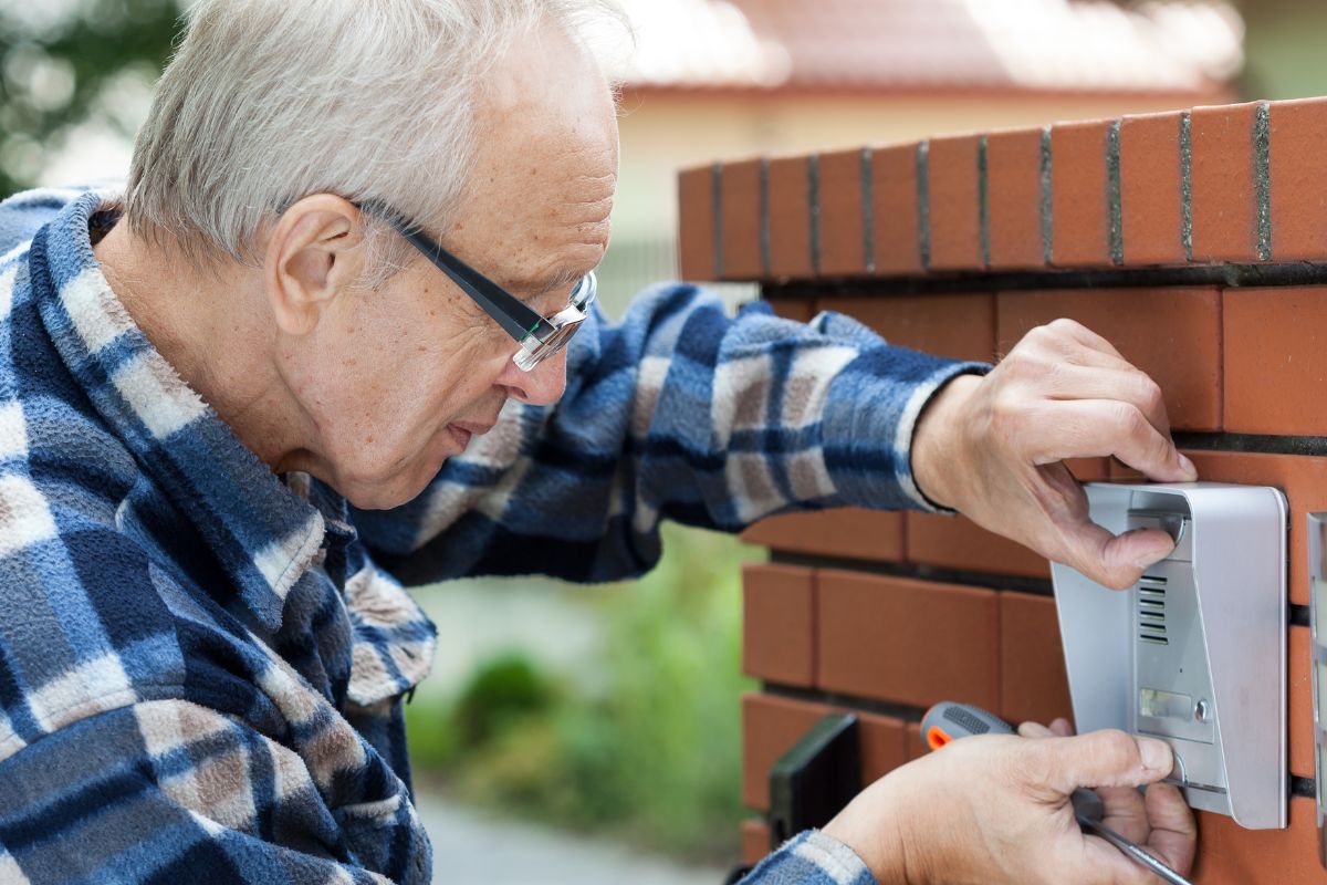 Une image d'un homme âgé réparateur.
