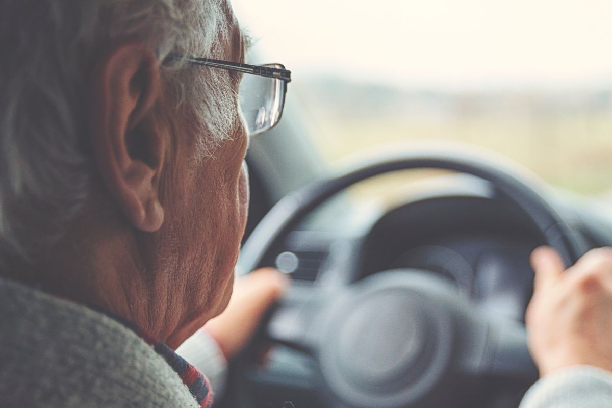 Une image d'un homme âgé conducteur.