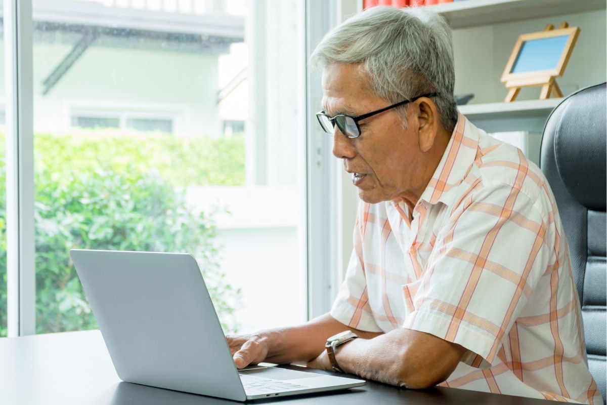 Une image d'un homme âgé tapant.