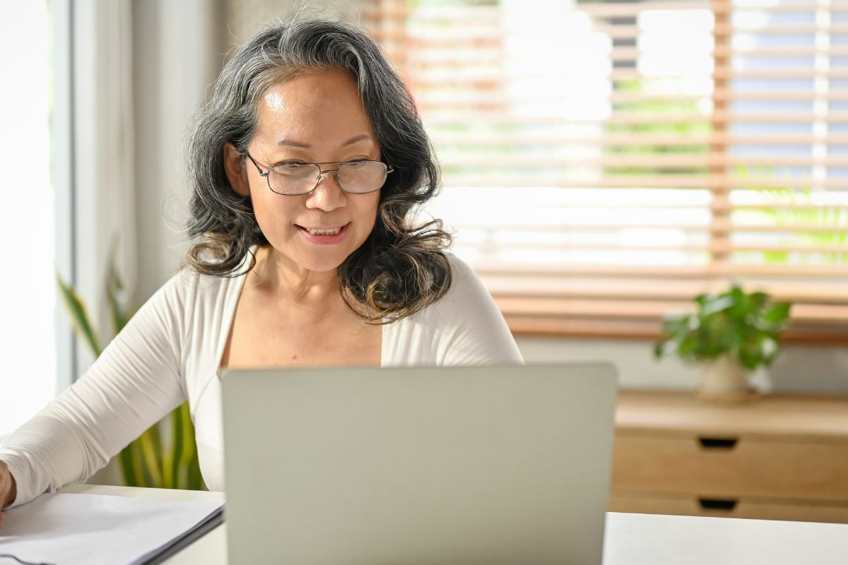 Une image d'une femme âgée.
