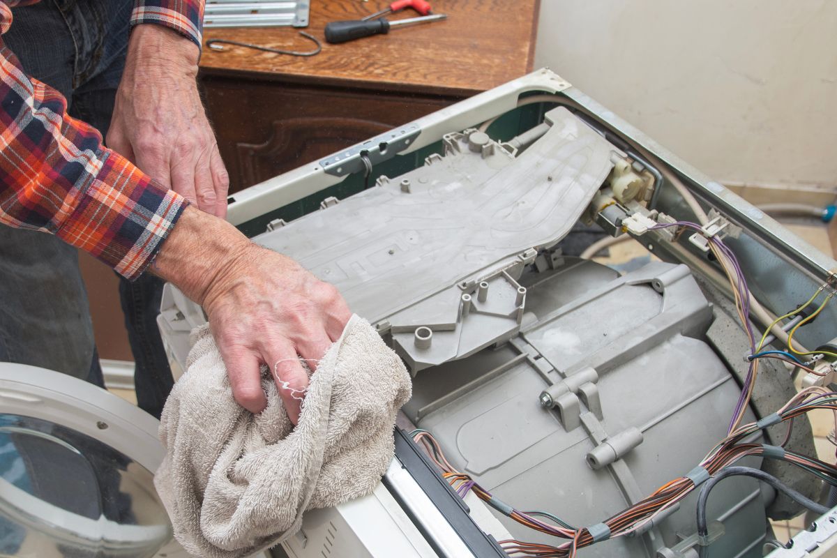 Une image d'un réparateur âgé.