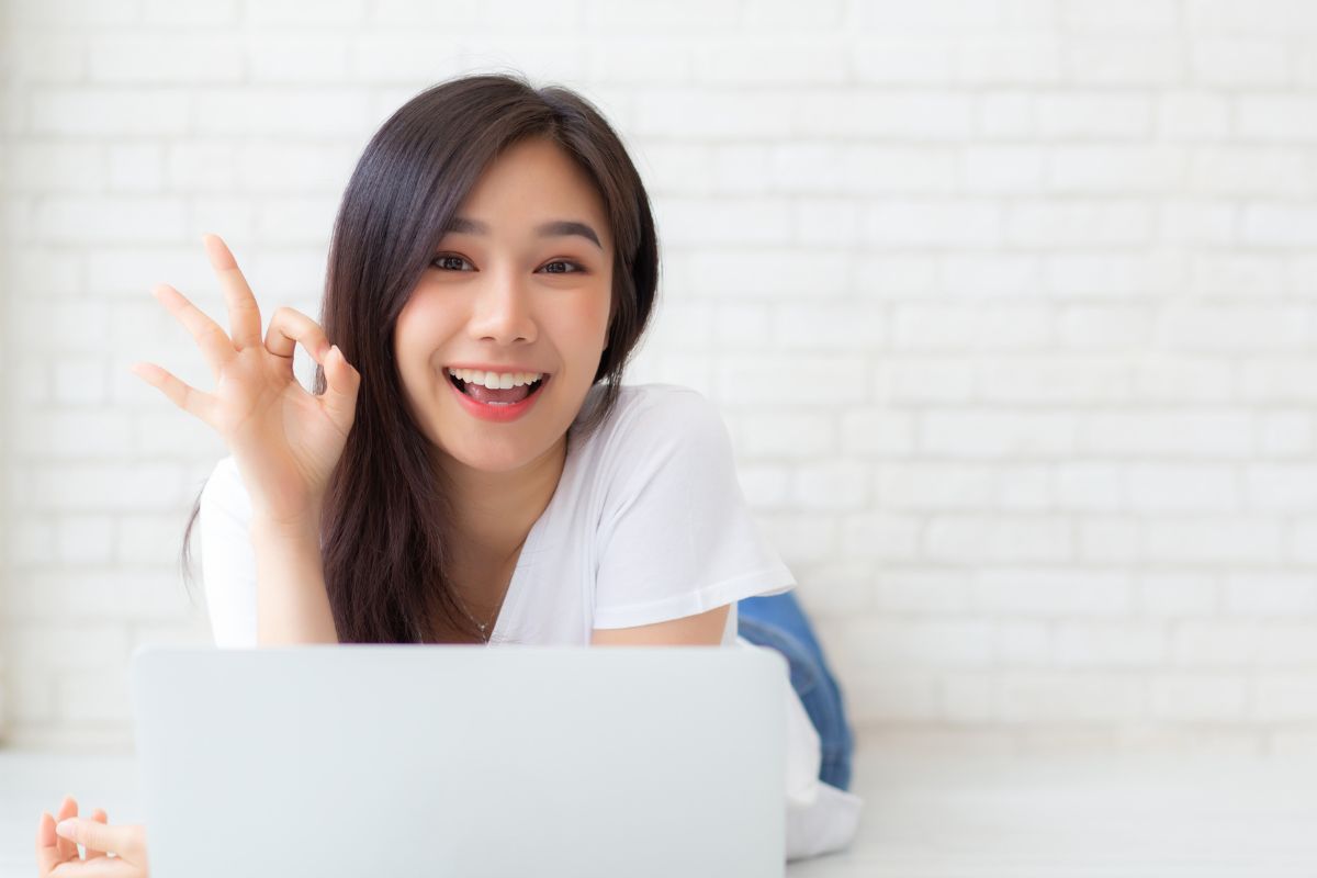 A picture of a lady freelancer.