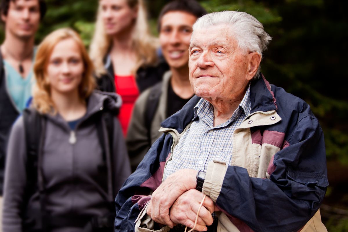 Une image d'un guide touristique âgé.