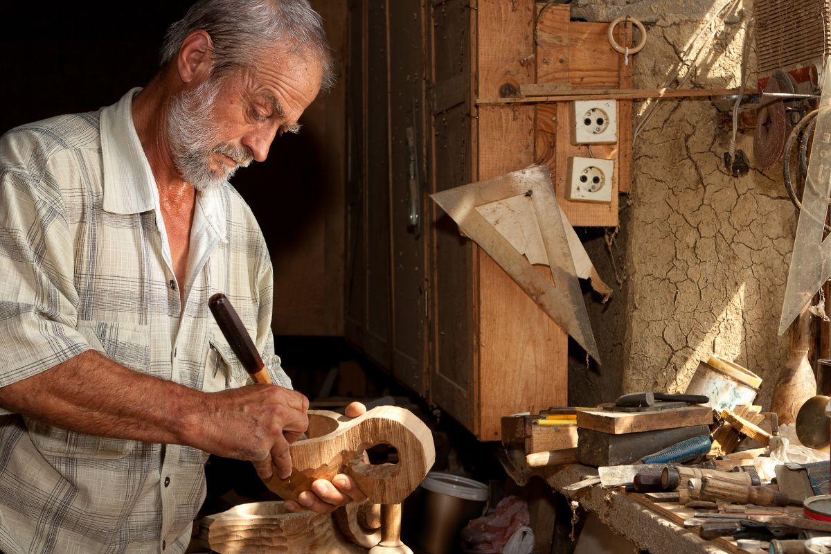 Une image d'un artisan âgé.