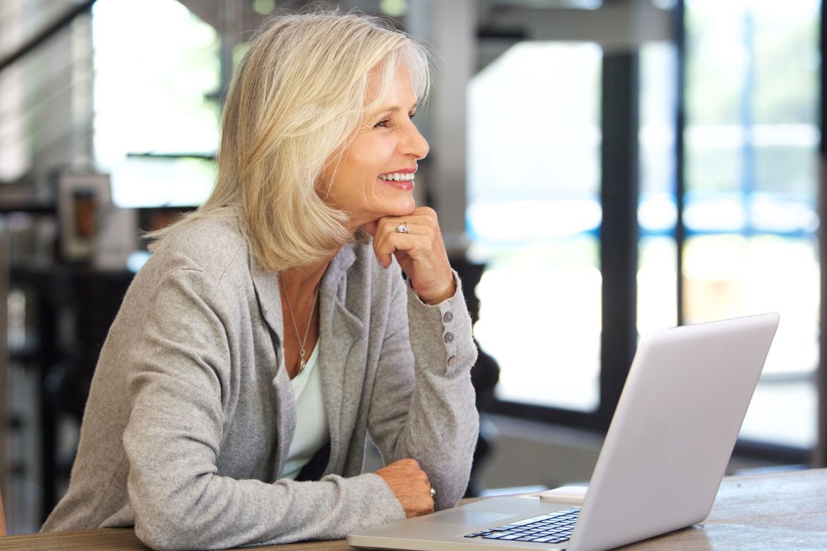 Une image d'une femme âgée souriante.