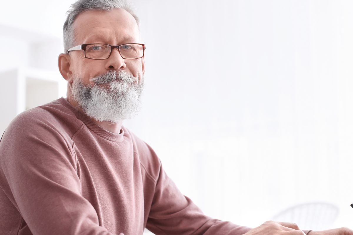 Une image d'un homme âgé.