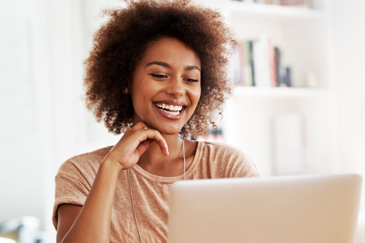 A picture of a smiling lady.