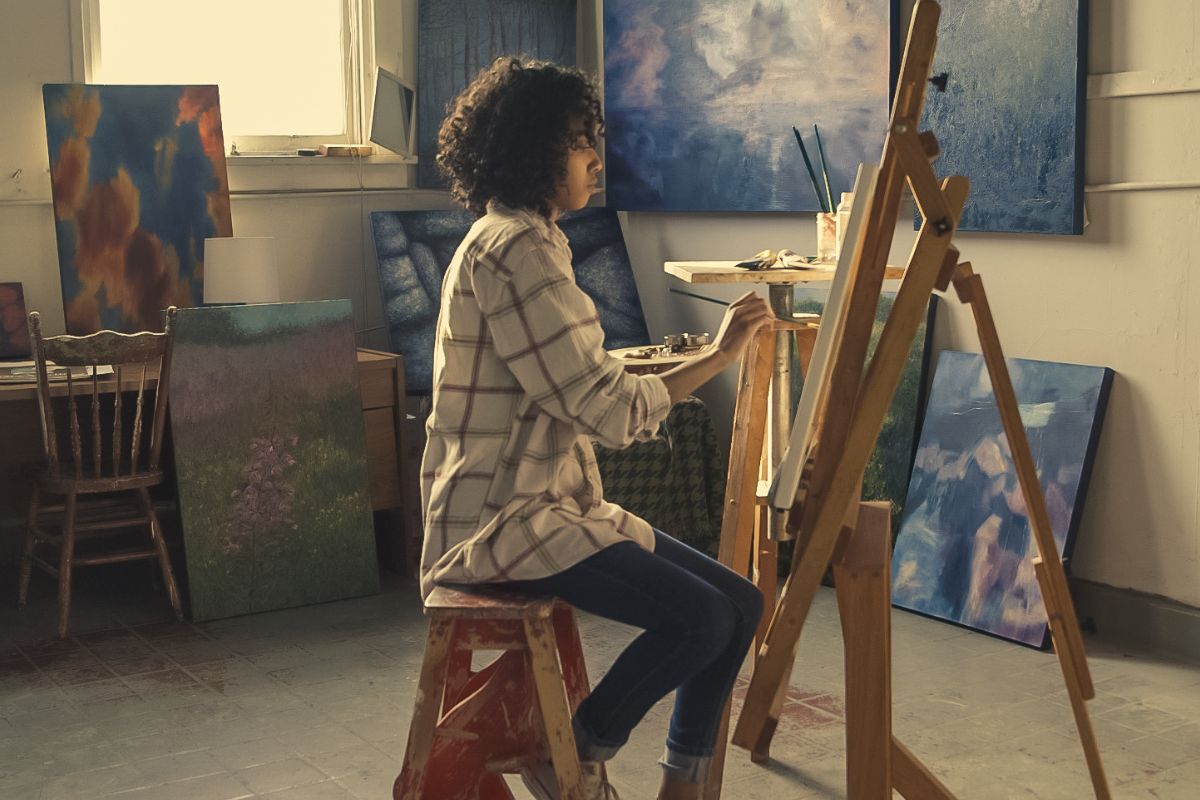 A picture of someone painting.