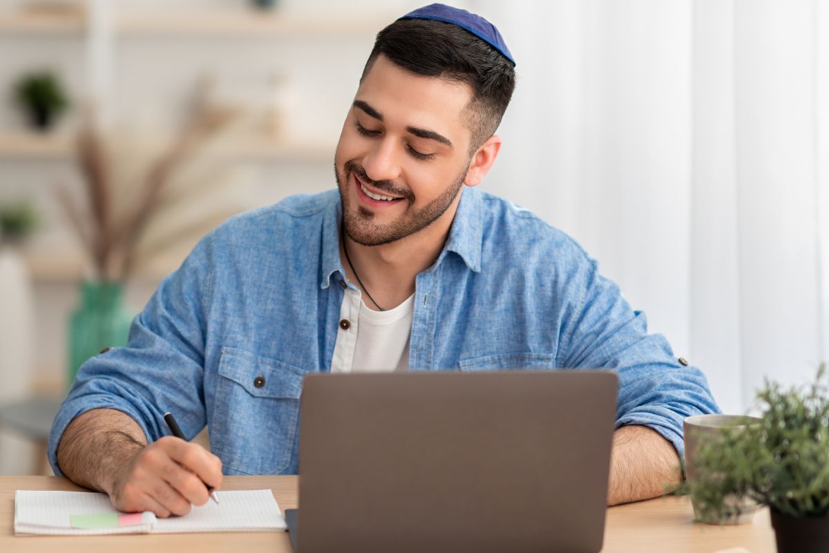 A picture of a smiling man.