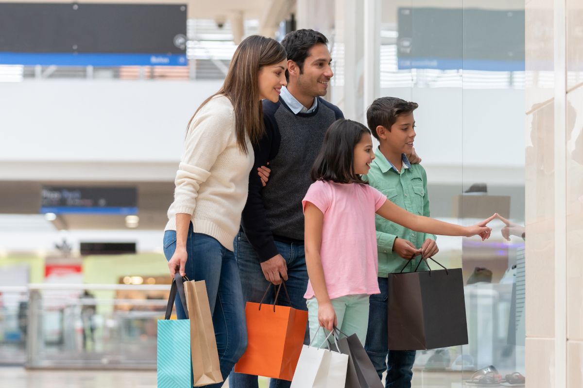 A picture of a family shopping.