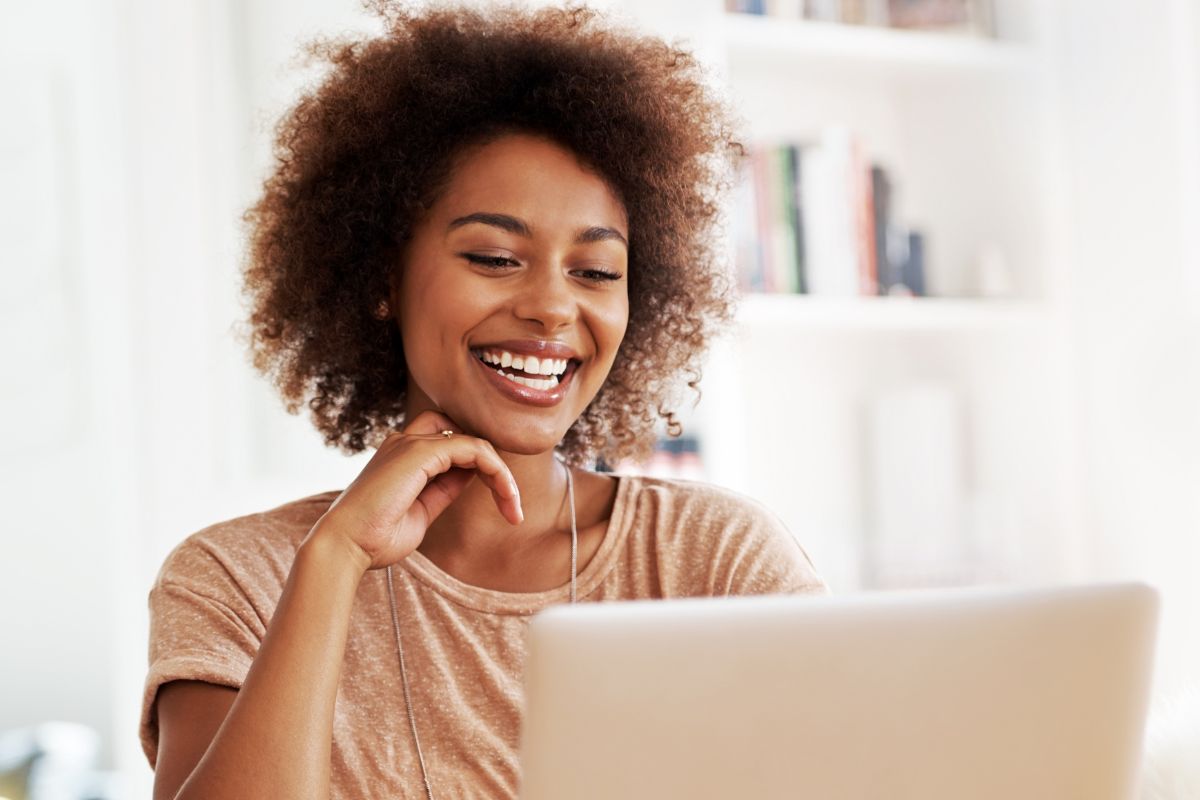 A picture of a smiling woman.