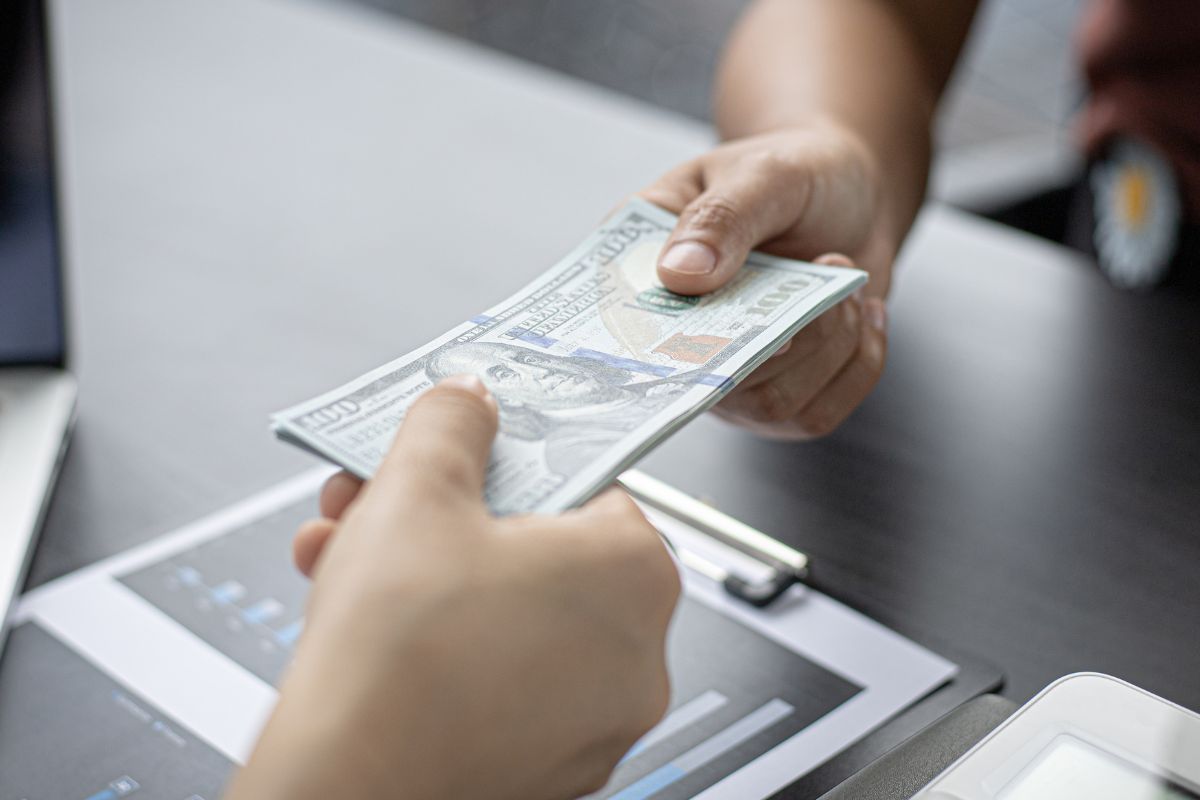 A picture of someone paying using cash.