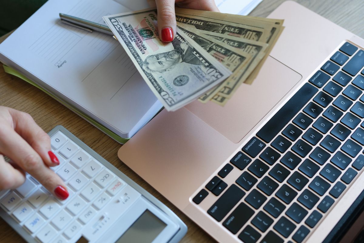 A picture of someone budgeting.