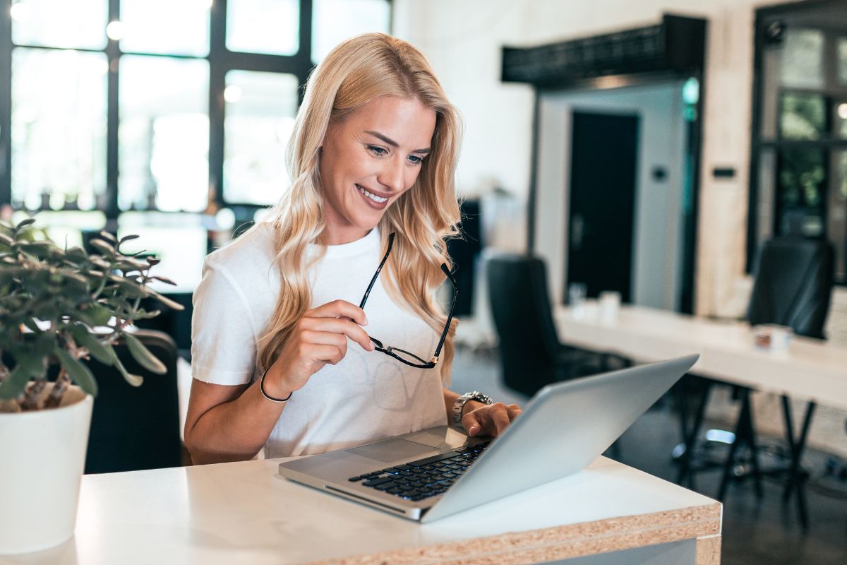 A picture of a smiling lady.