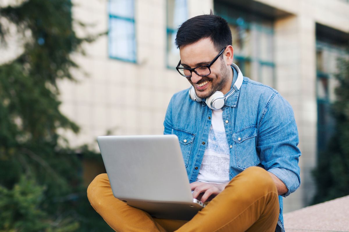 Une personne souriante.