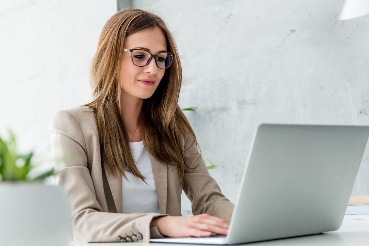 Une personne souriante.