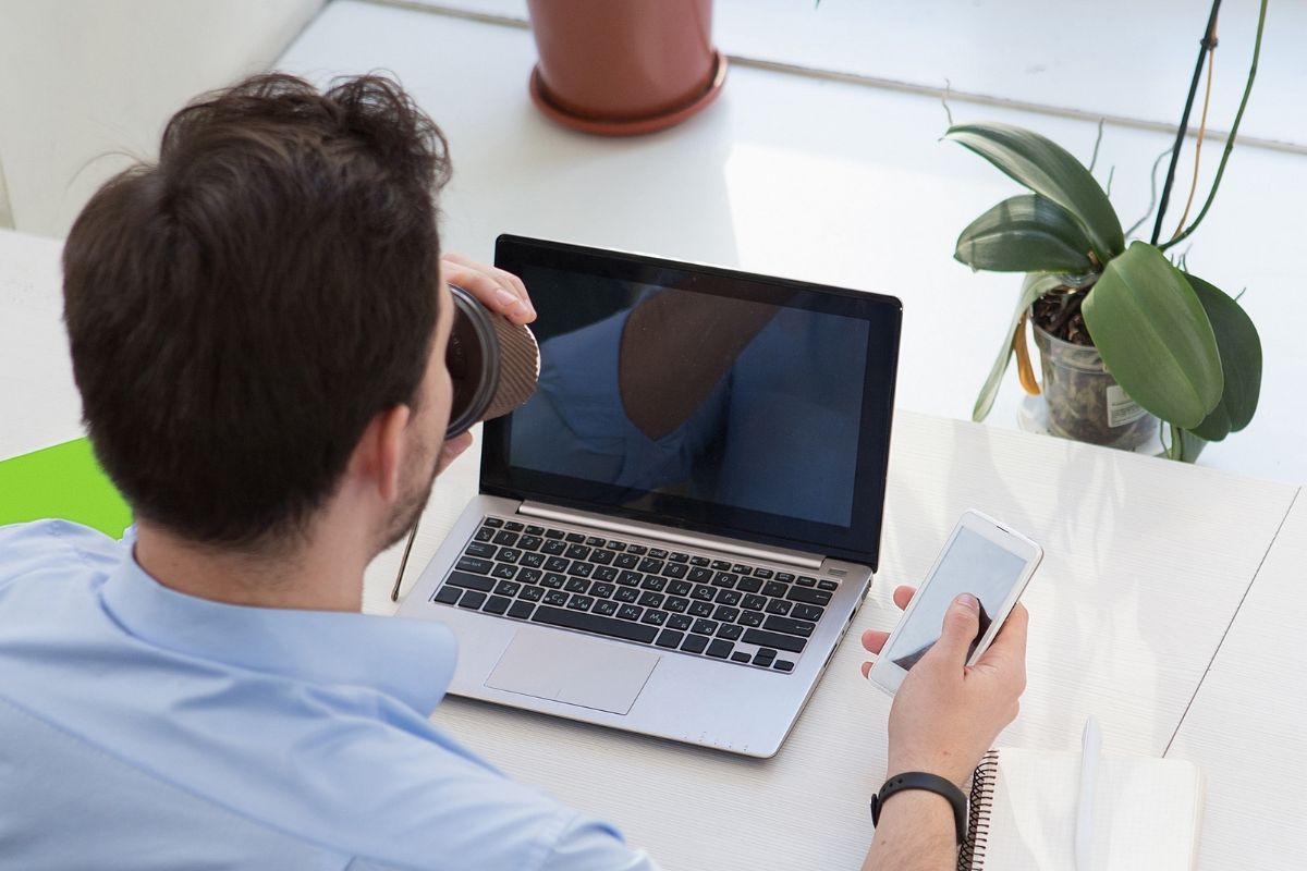 Une personne utilisant ses gadgets.