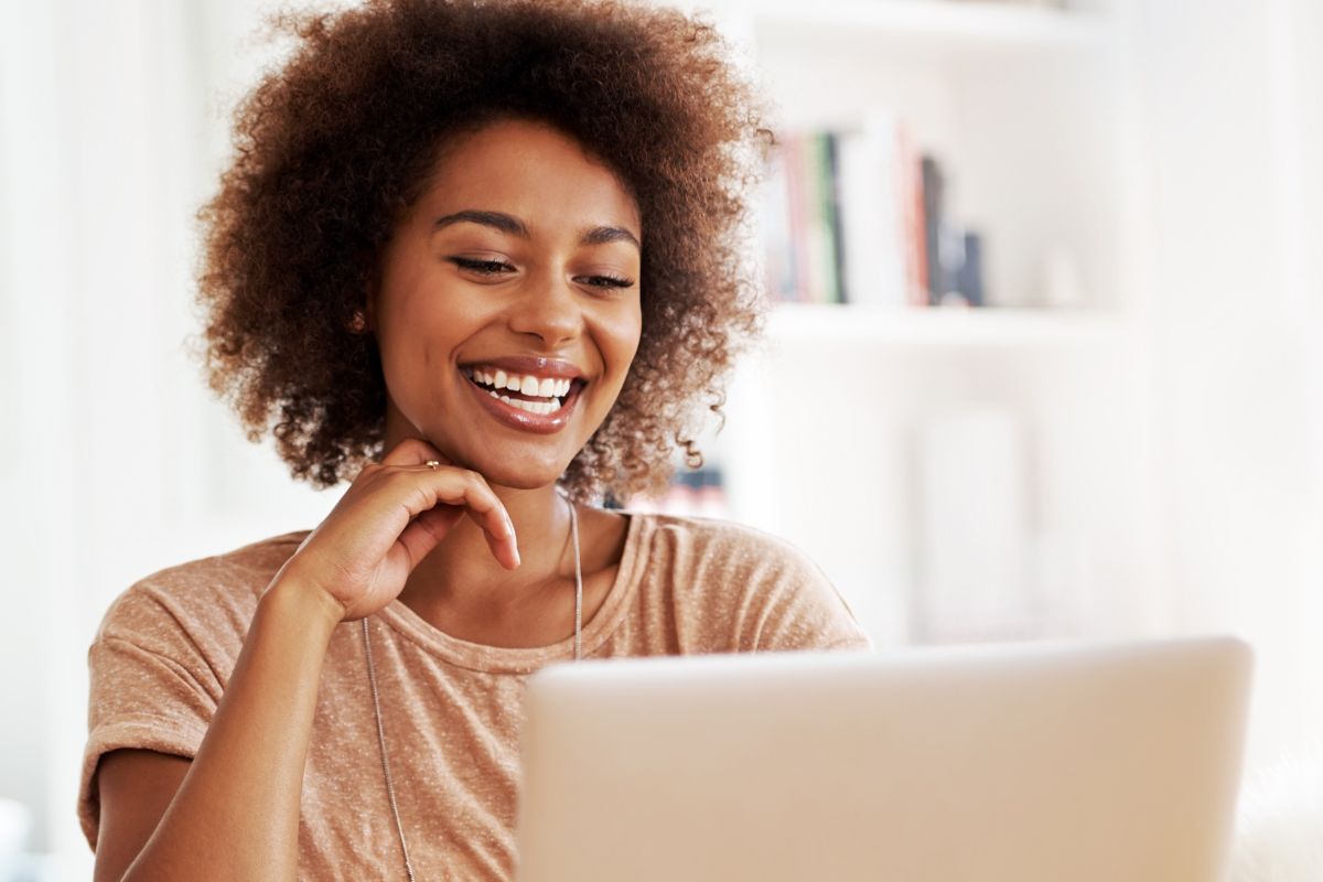 Une personne souriante.