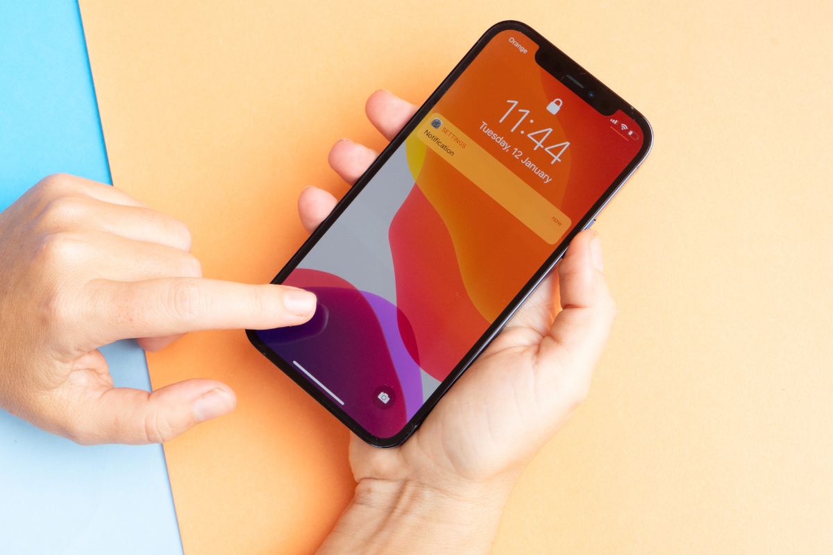 A picture of an iPhone.