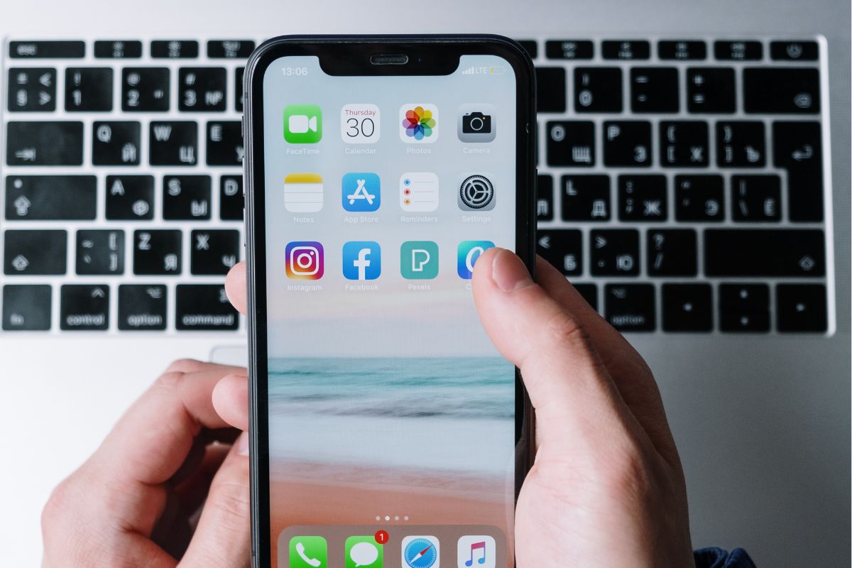 A picture of an iPhone.