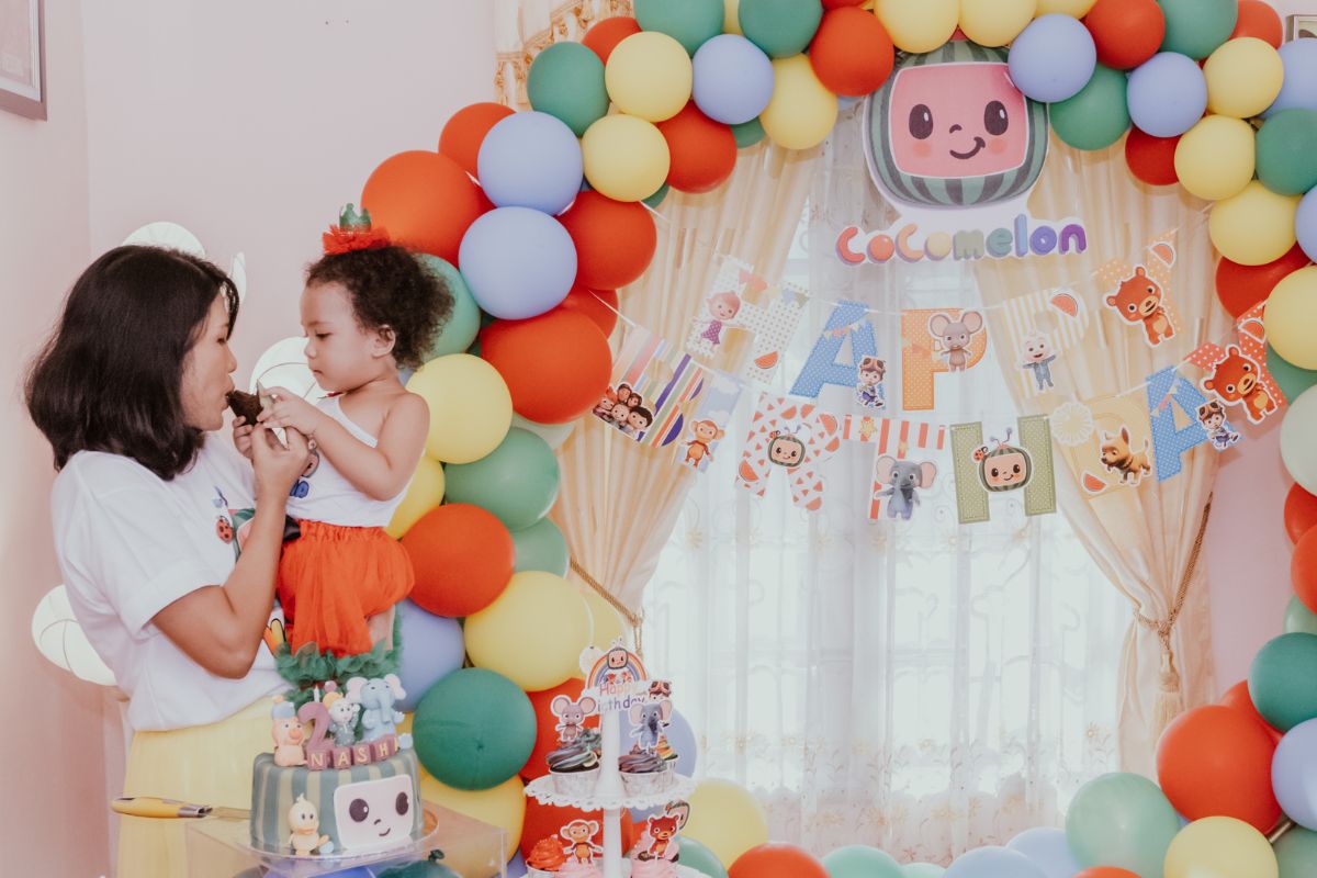 A picture of a mini birthday party.