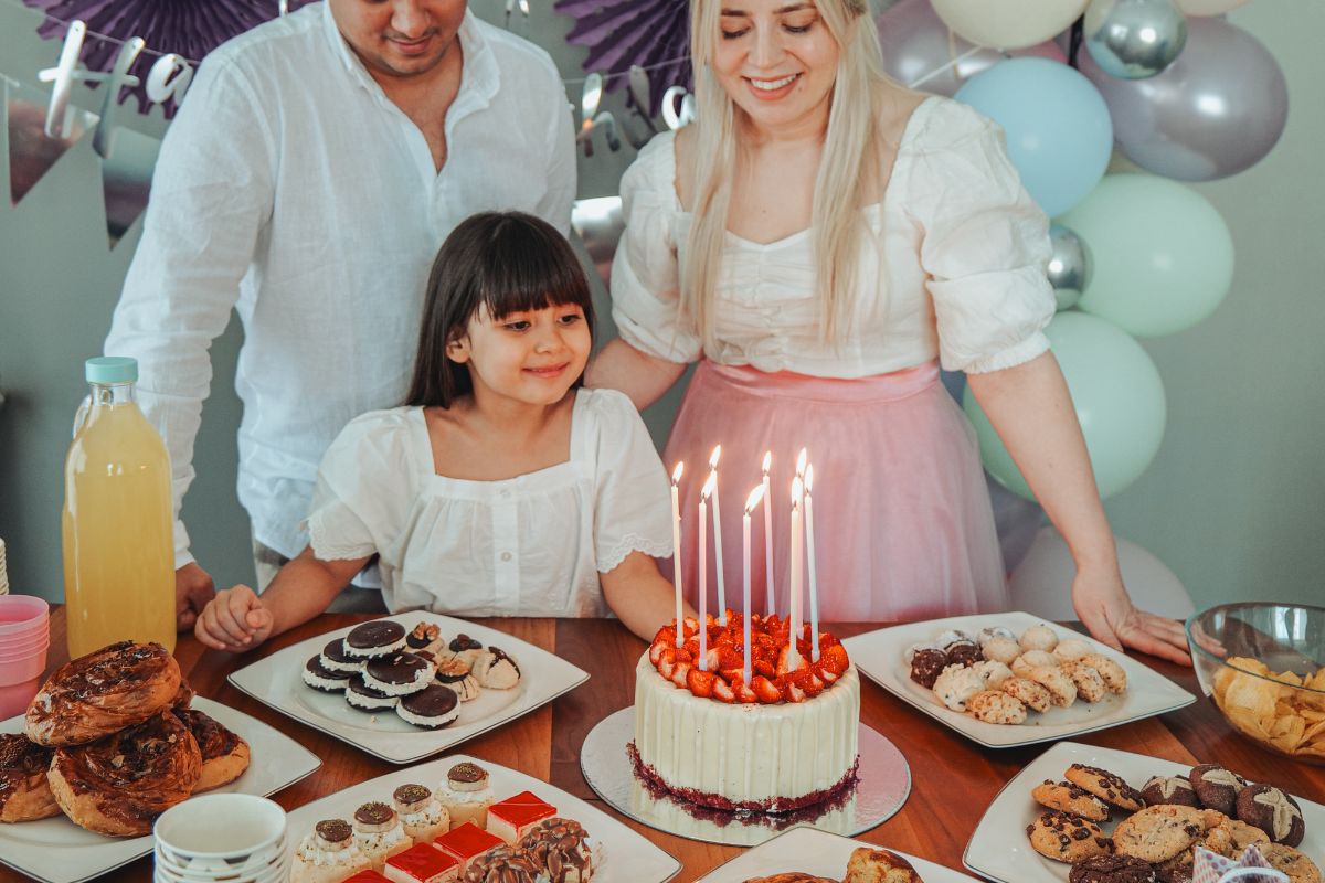 A picture of a mini birthday party.