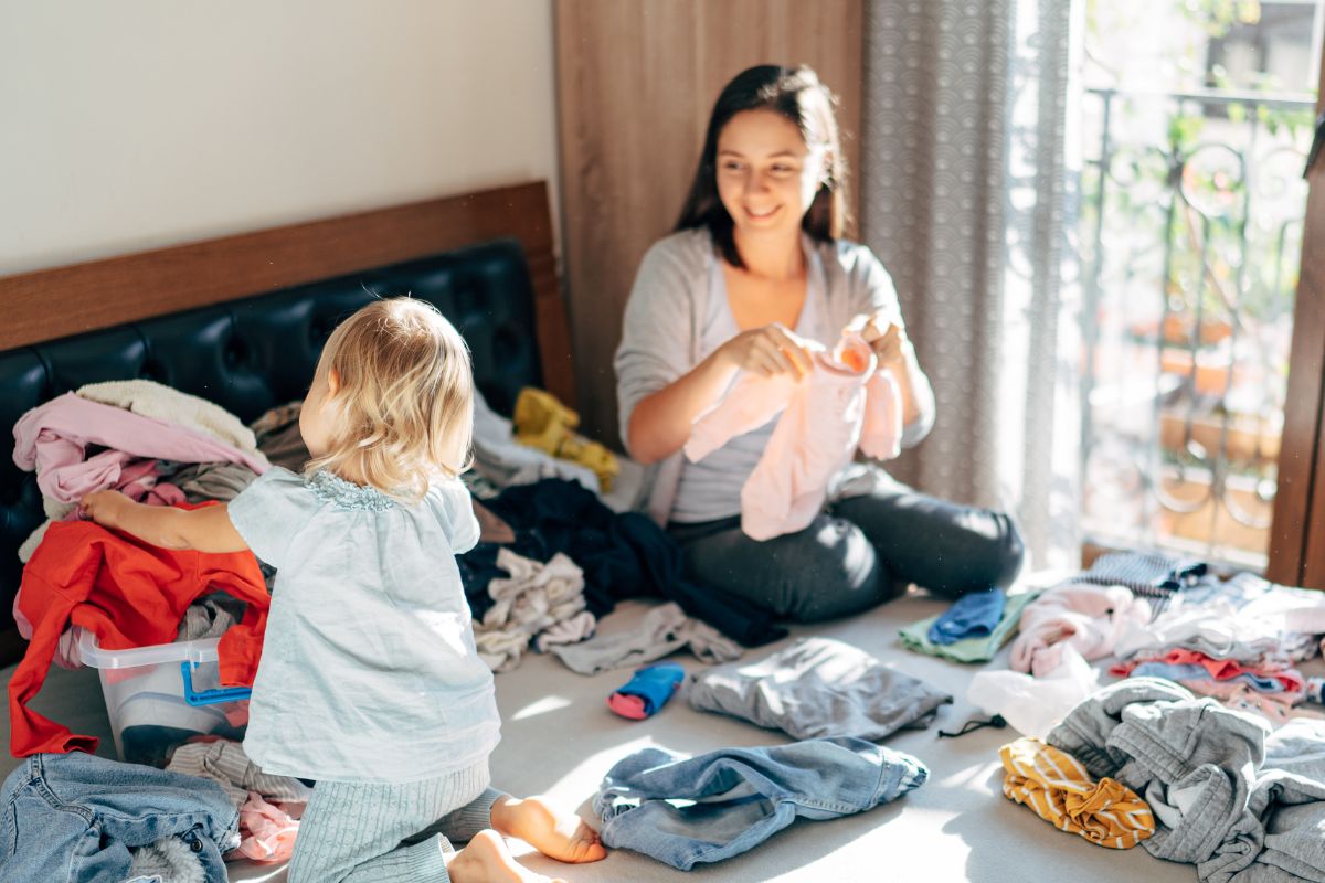 A picture of a mom and her daughter playing.
