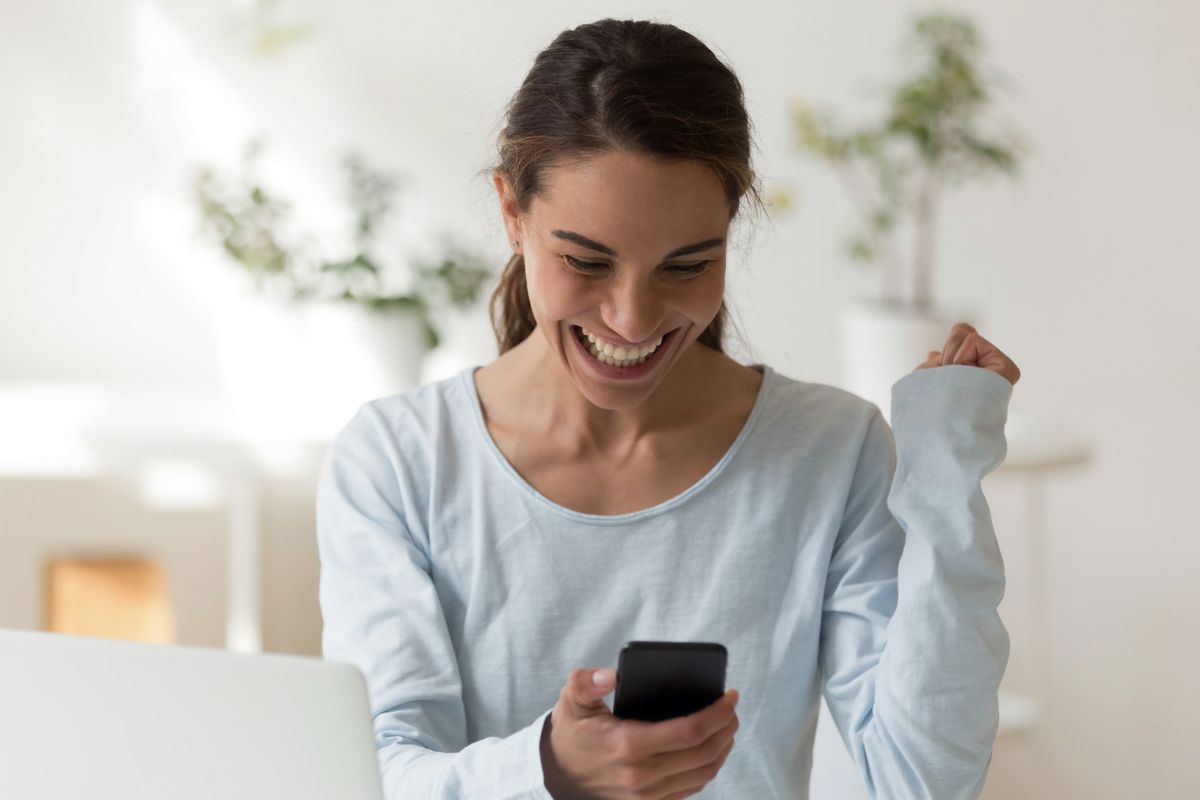 A picture of a smiling lady.