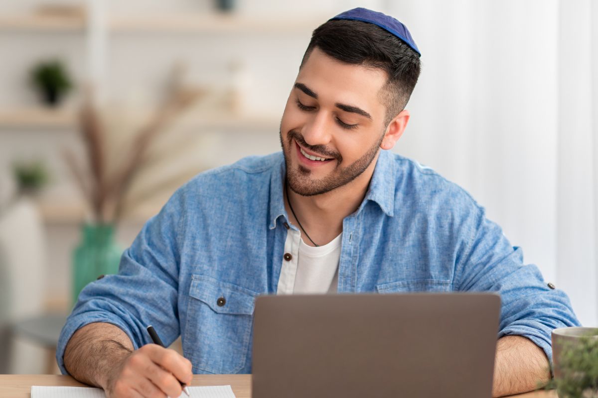 A picture of a smiling man.