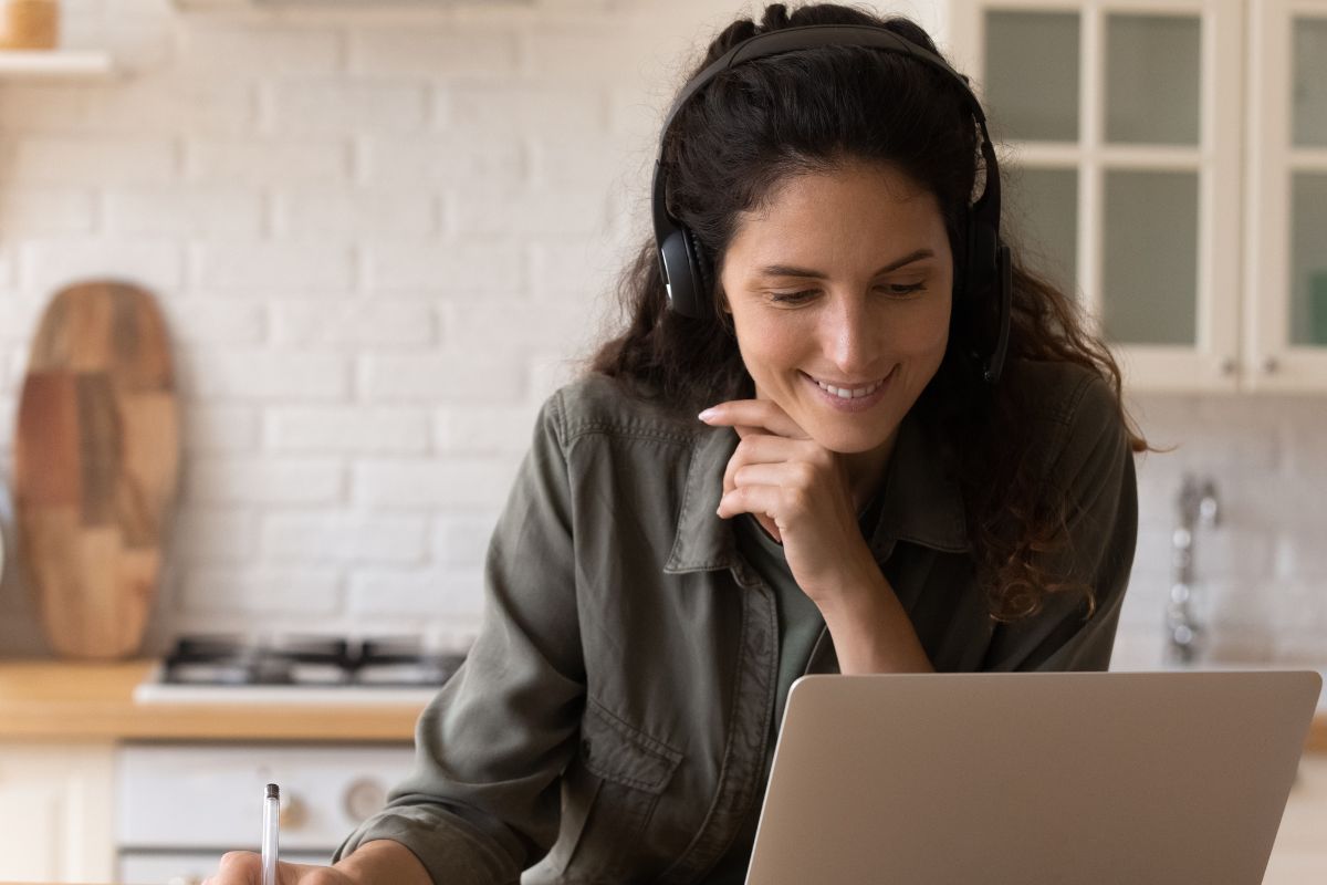 A picture of a smiling lady.