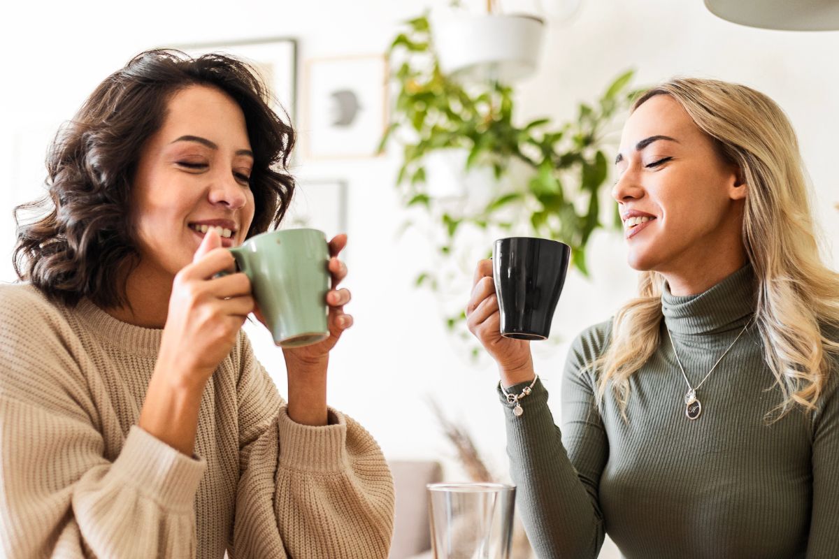 A picture of friends drinking coffee.