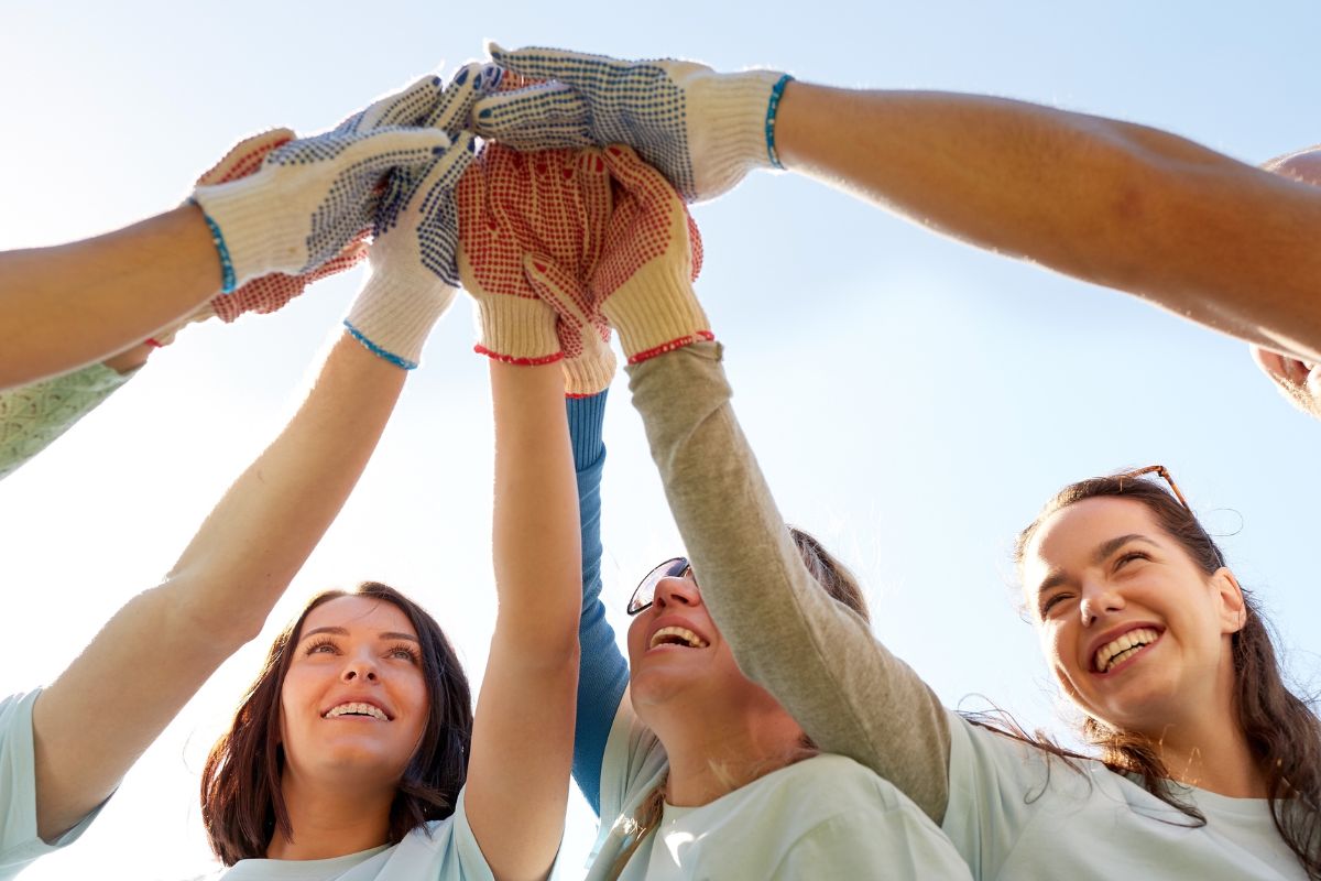 A picture of friends volunteering.