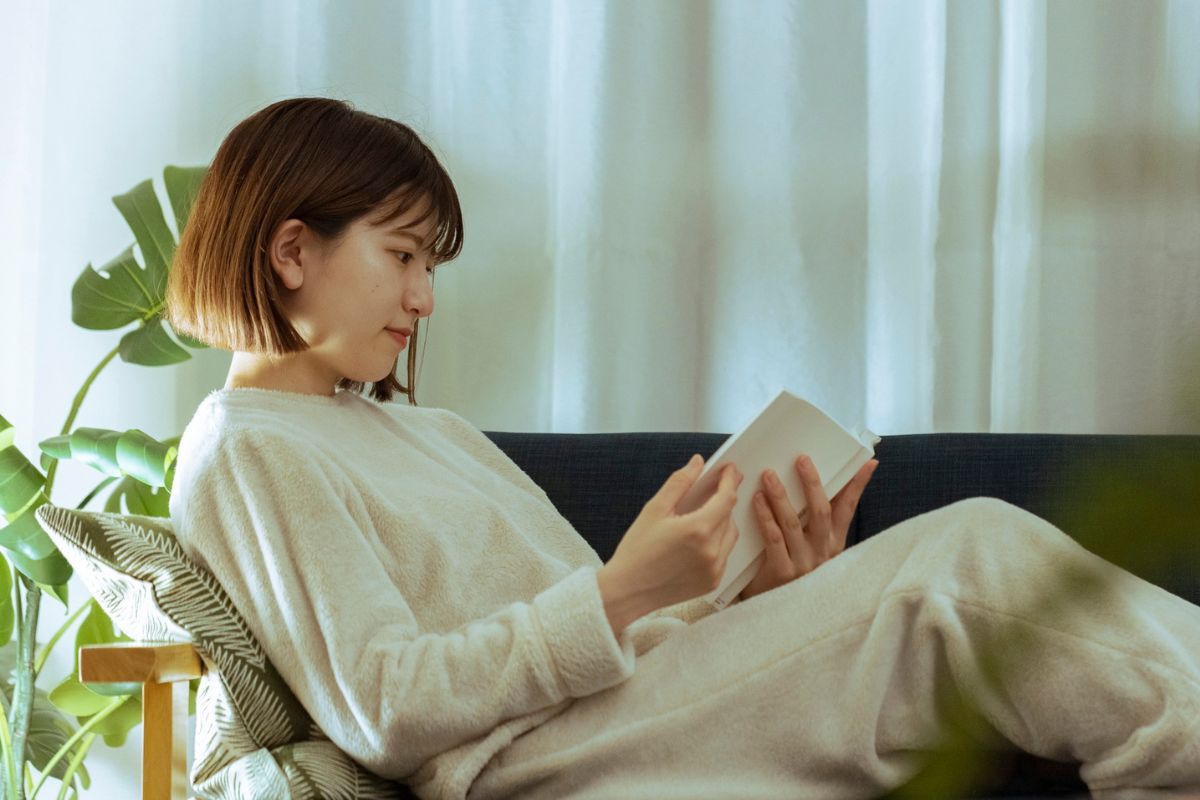 A picture of someone reading something.