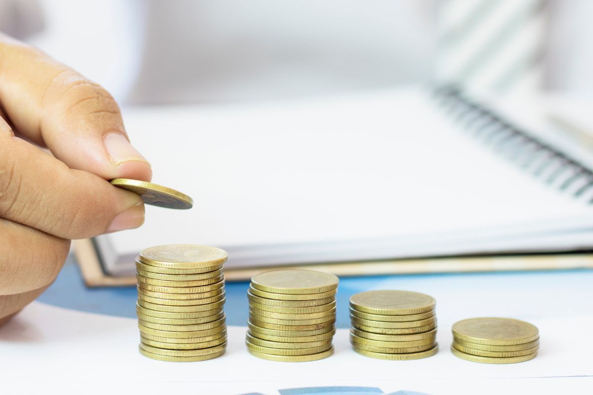 A picture of someone stacking coins.