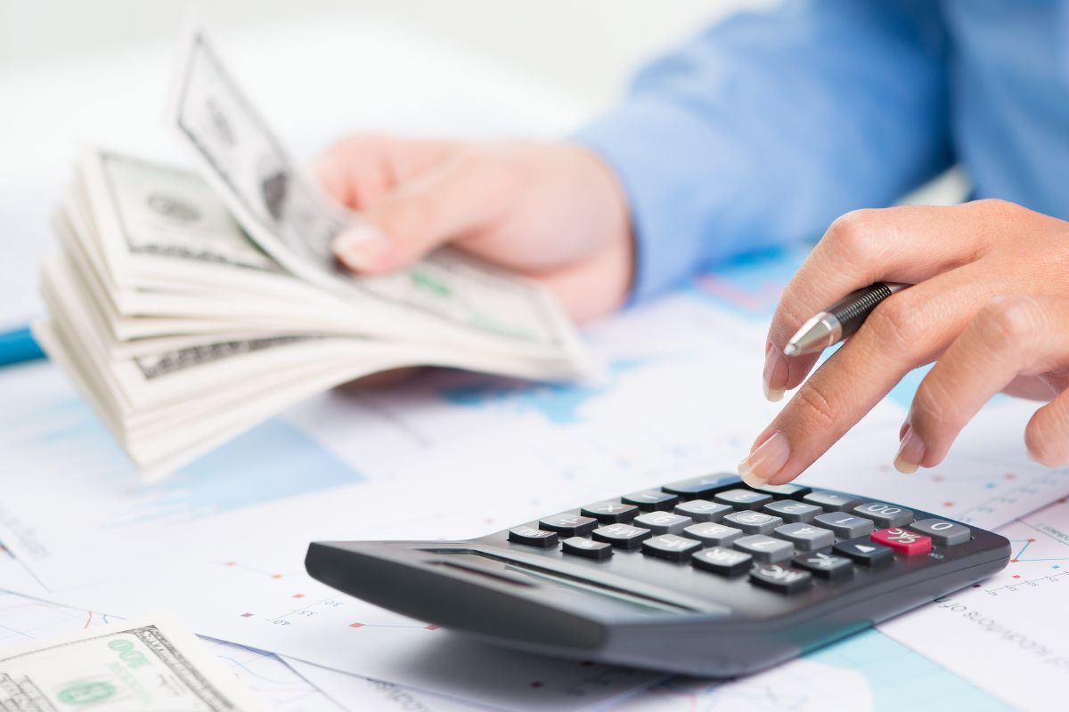 A picture of someone calculating something.