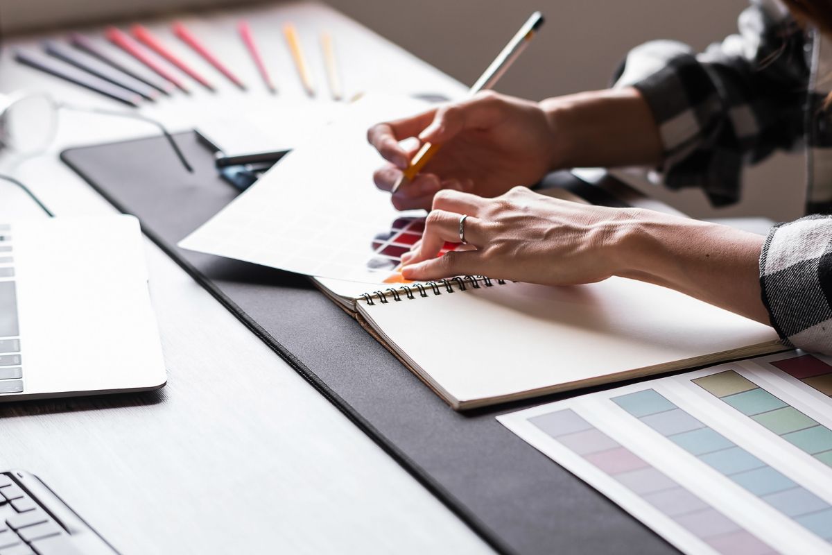 Une image de quelqu'un concevant quelque chose.