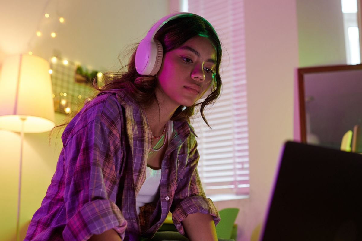 Une image de quelqu'un utilisant son ordinateur portable.