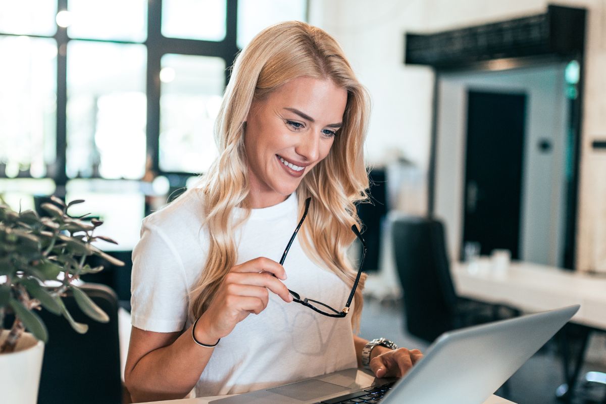 Une image de quelqu'un utilisant son ordinateur portable.