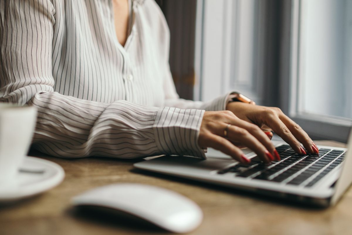 Une image de quelqu'un en train de taper.