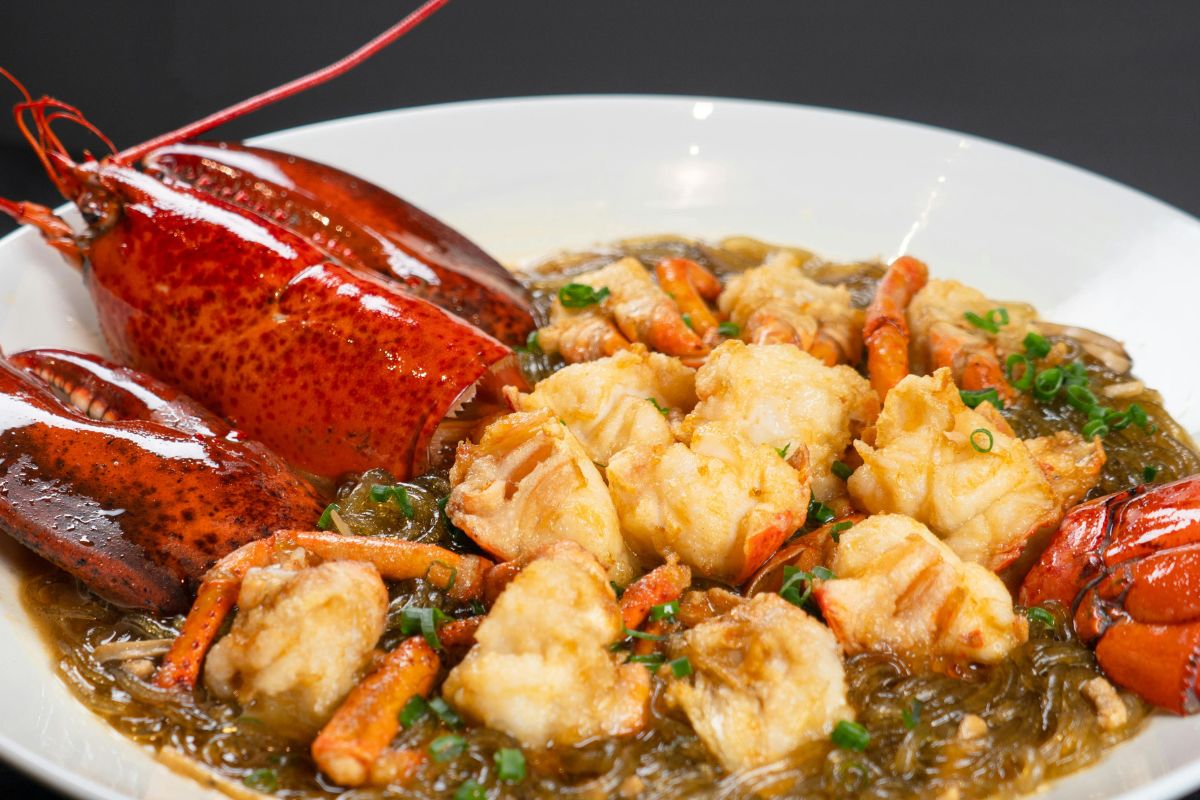 Une image d'un plat de homard.