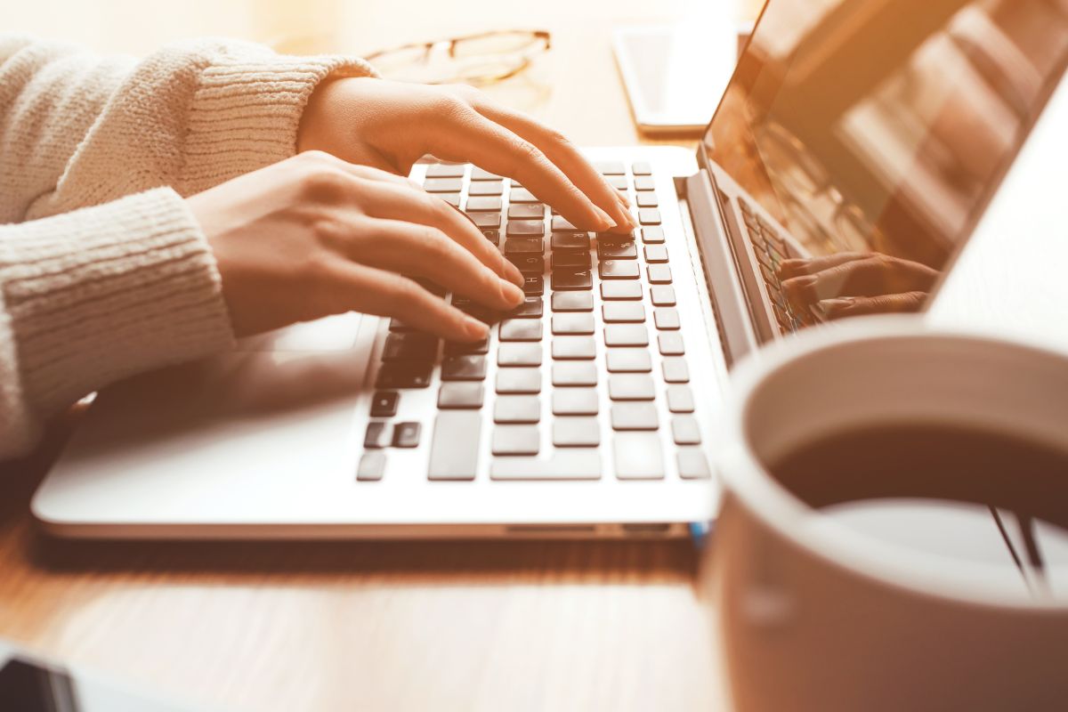 Une image de quelqu'un en train de taper.