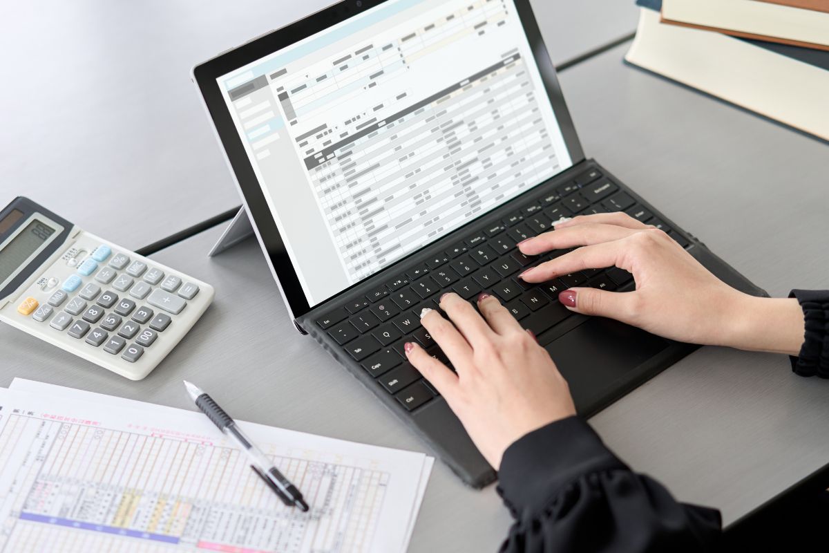 Une image de quelqu'un effectuant des saisies de données.