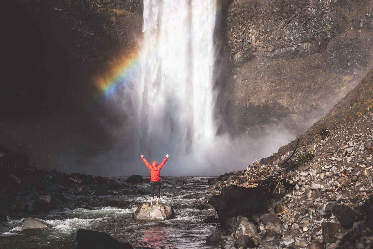 Une image de quelqu'un près d'une cascade.