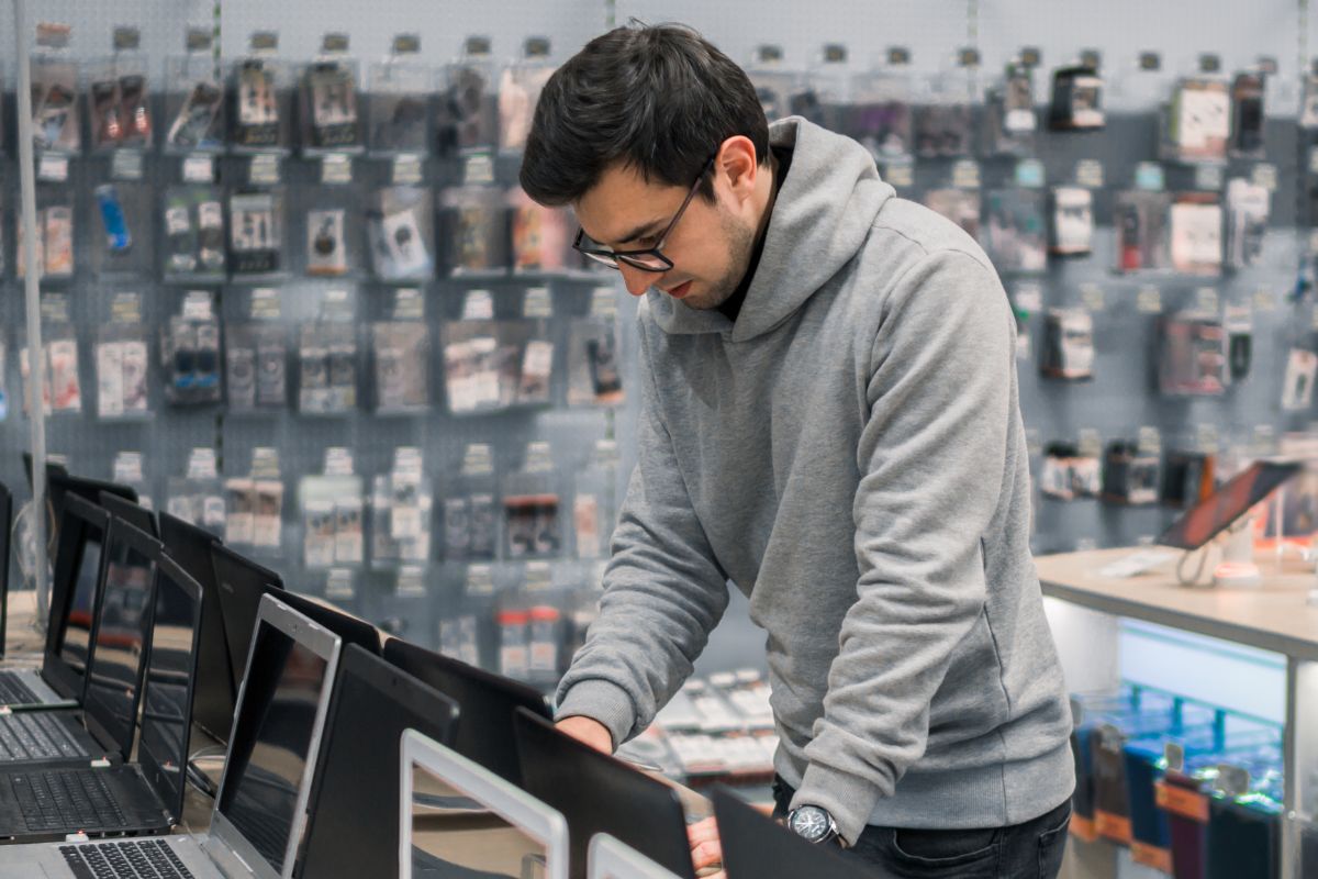 Une image de quelqu'un achetant.