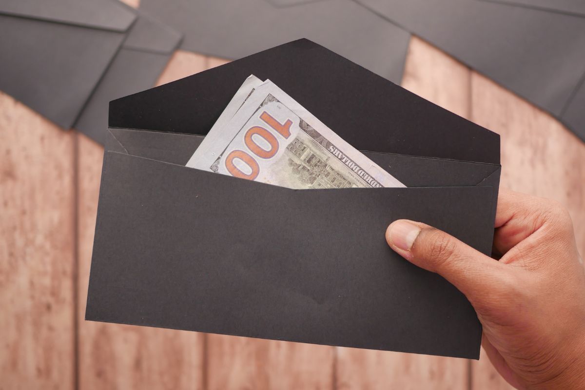 A picture of a money envelope.