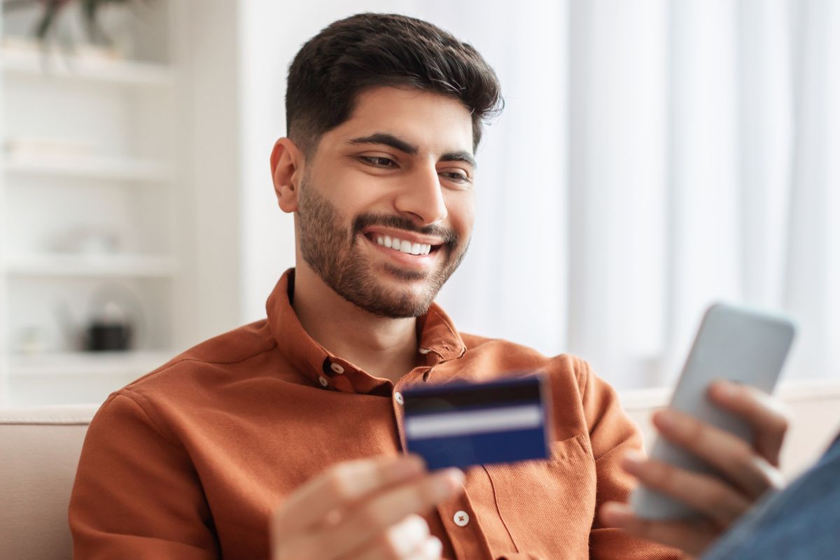 A picture of someone using their credit card.